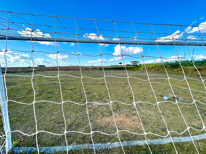 Prefeitura realiza melhorias no campo de futebol do Distrito de